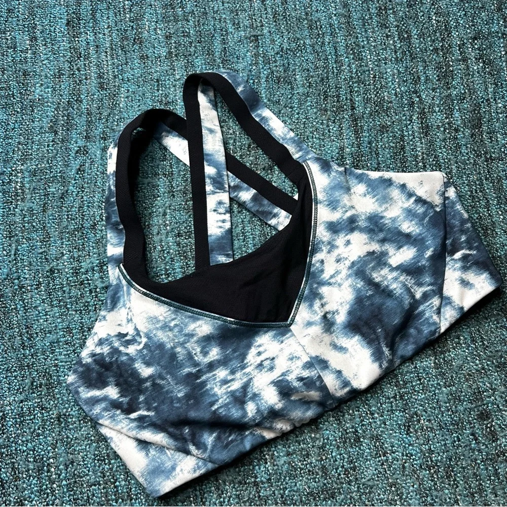 Lululemon On Your Way Sports Bra in Blue Tie Dye Print Women's Size 8 Athletic